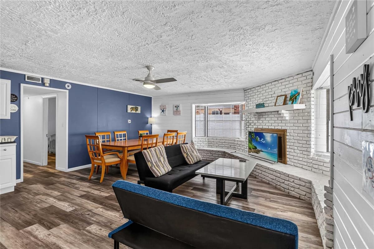 745 HILLVIEW DRIVE — photo 4 of 30