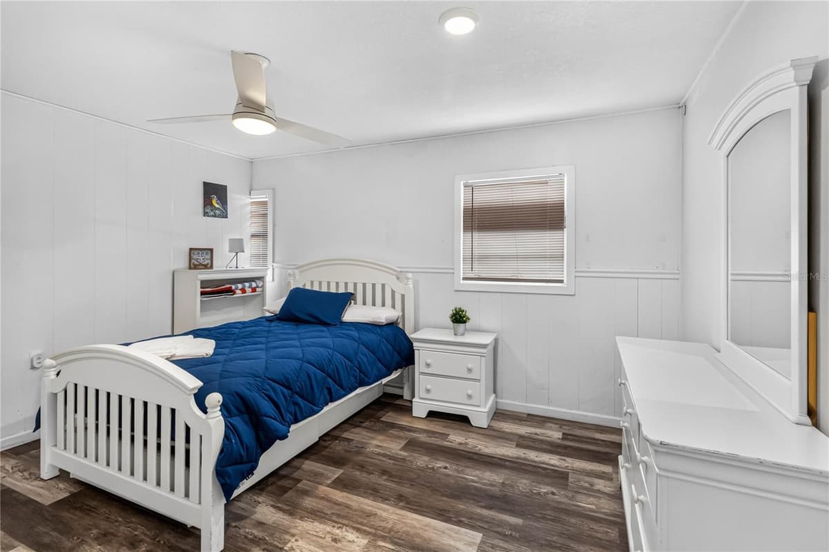 745 HILLVIEW DRIVE — photo 9 of 30