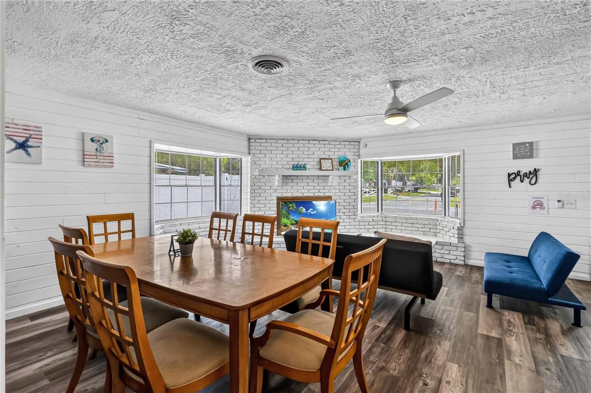 745 HILLVIEW DRIVE — photo 5 of 30