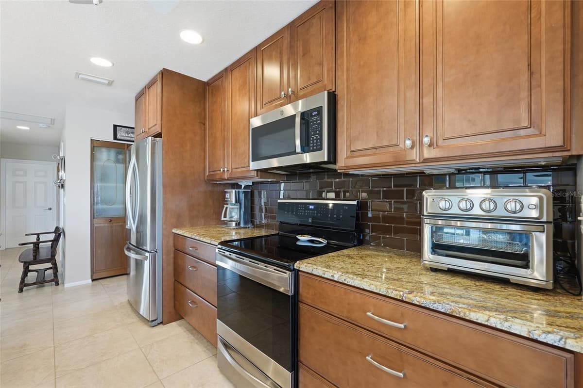 3433 NIGHTHAWK COURT — photo 9 of 32