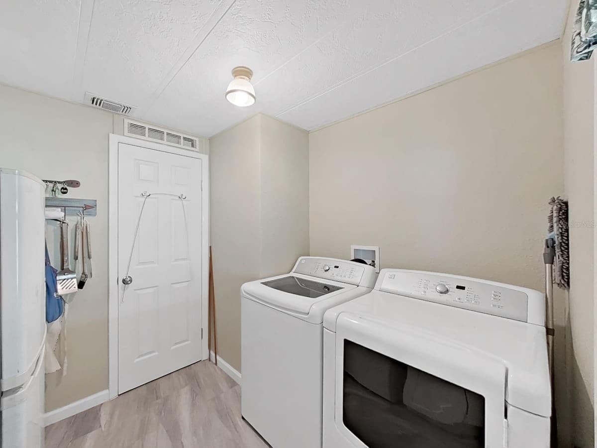 5083 LODGEWOOD DR — photo 31 of 42