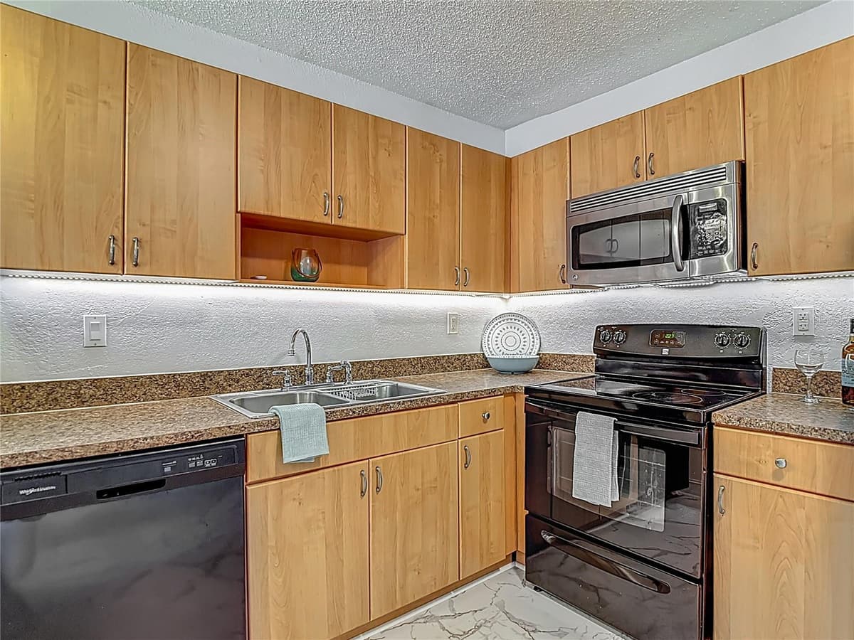 21032 VOYAGER BLVD — photo 14 of 28