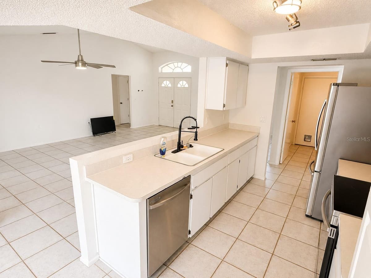 7330 FAIRWOOD AVENUE — photo 11 of 26