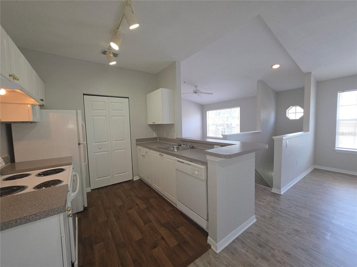 852 GRAND REGENCY POINT — photo 3 of 19