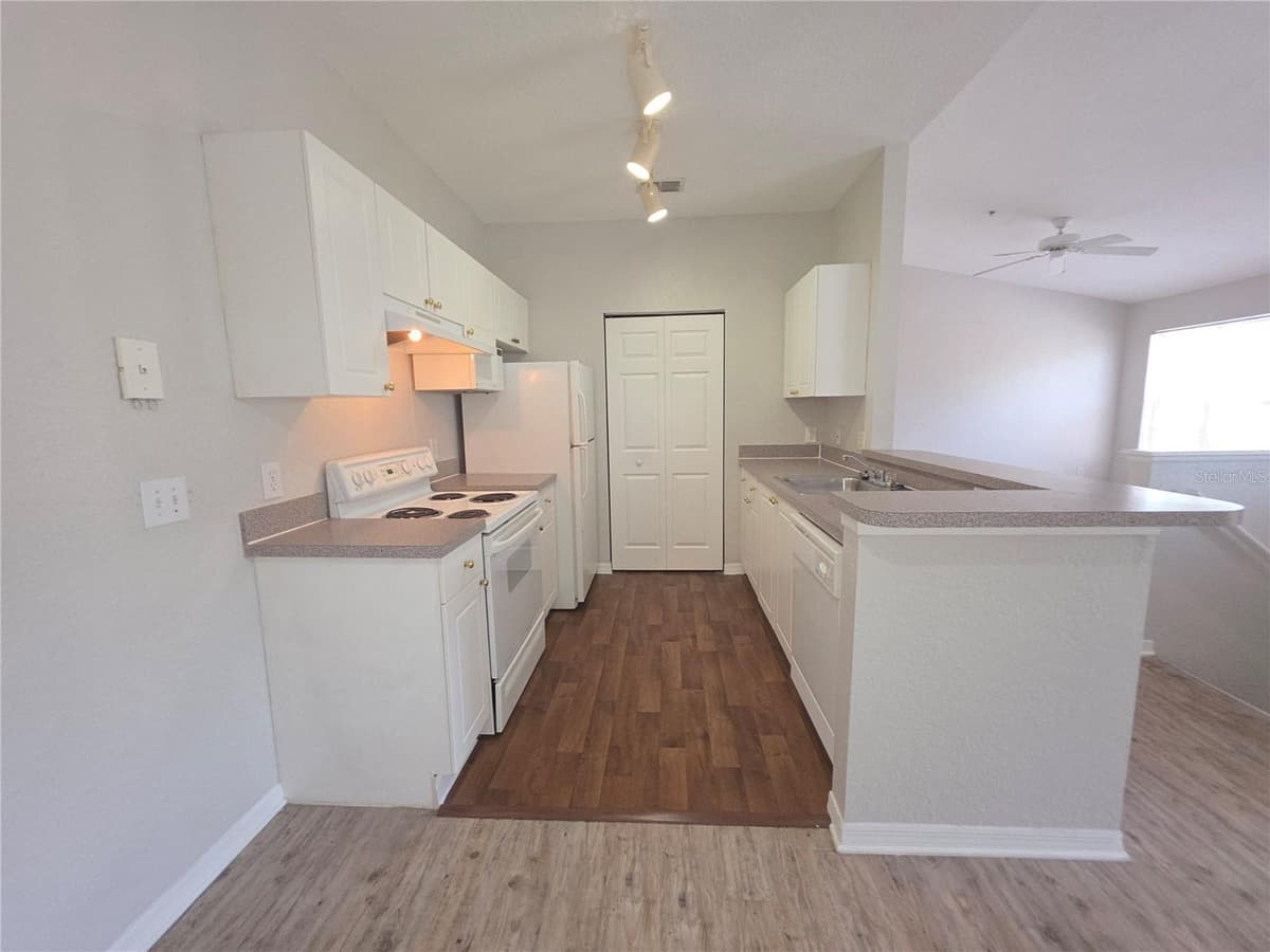 852 GRAND REGENCY POINT — photo 2 of 19