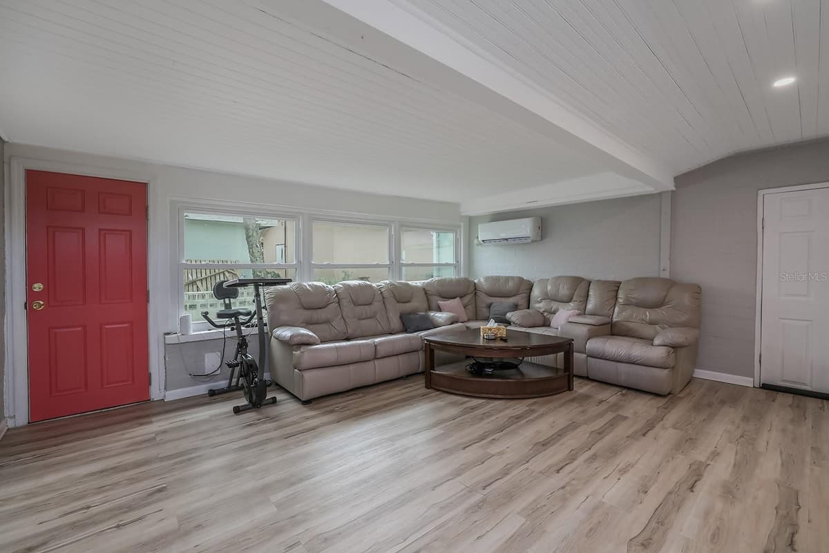 532 HILLSIDE AVENUE — photo 9 of 23