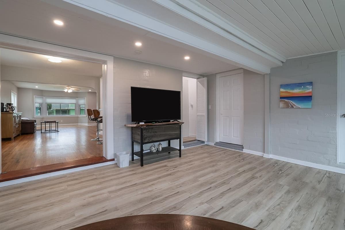 532 HILLSIDE AVENUE — photo 10 of 23