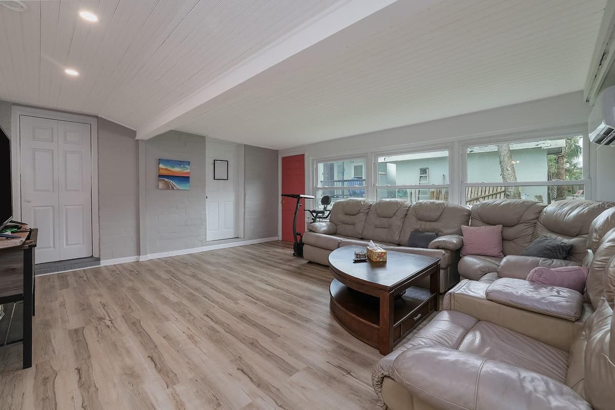 532 HILLSIDE AVENUE — photo 8 of 23