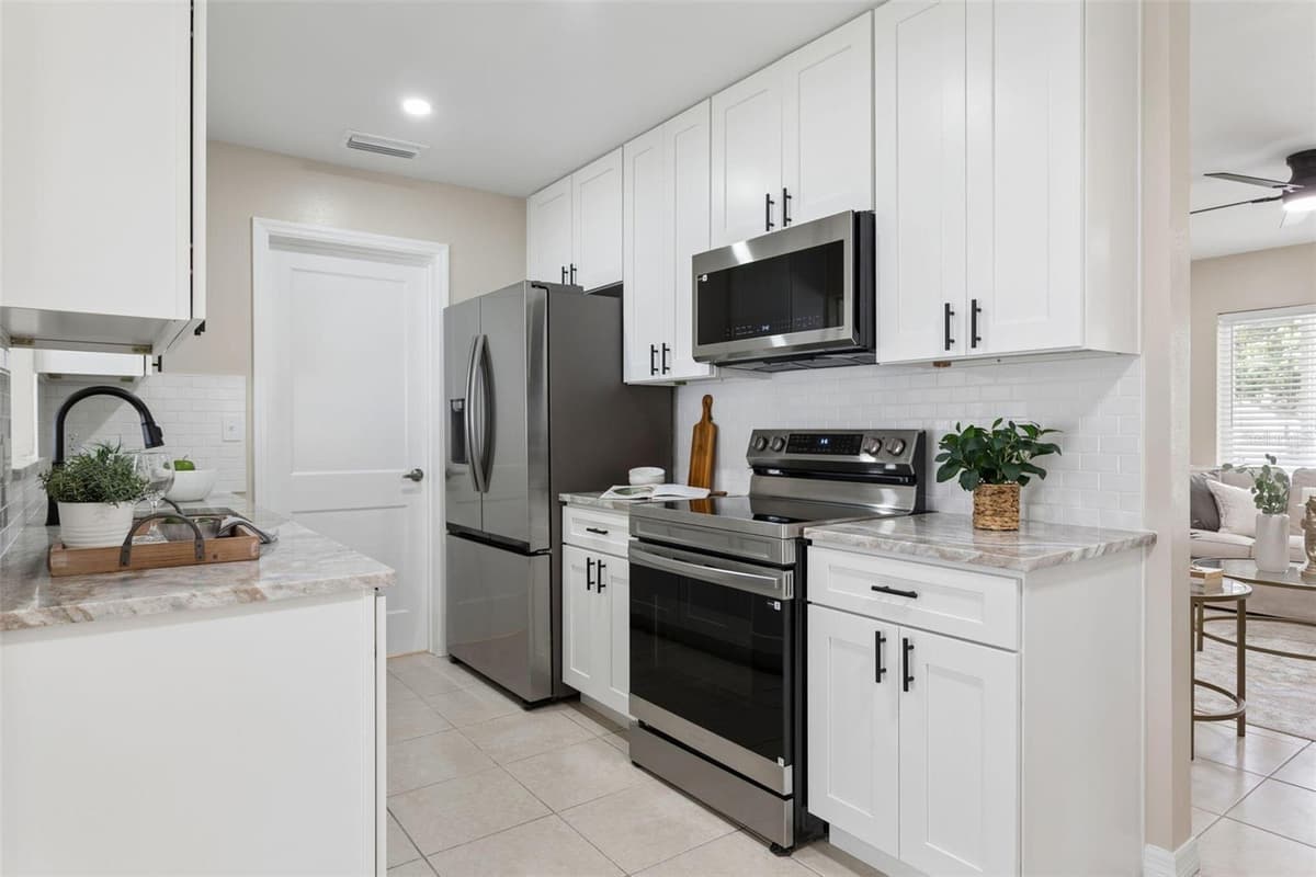 10926 TEMPLE AVENUE — photo 9 of 25