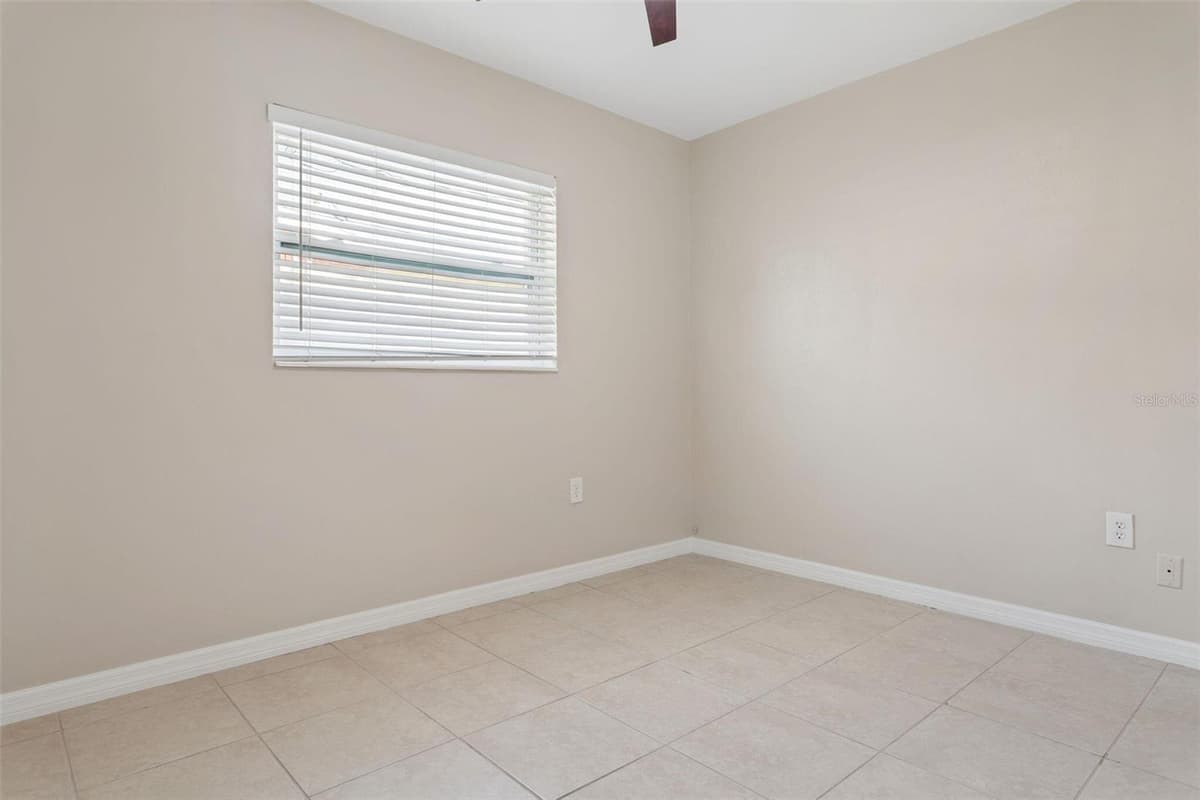 10926 TEMPLE AVENUE — photo 14 of 25