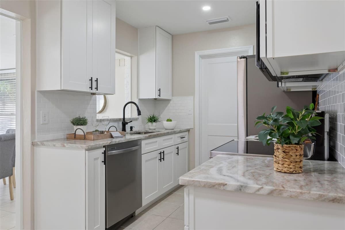 10926 TEMPLE AVENUE — photo 8 of 25