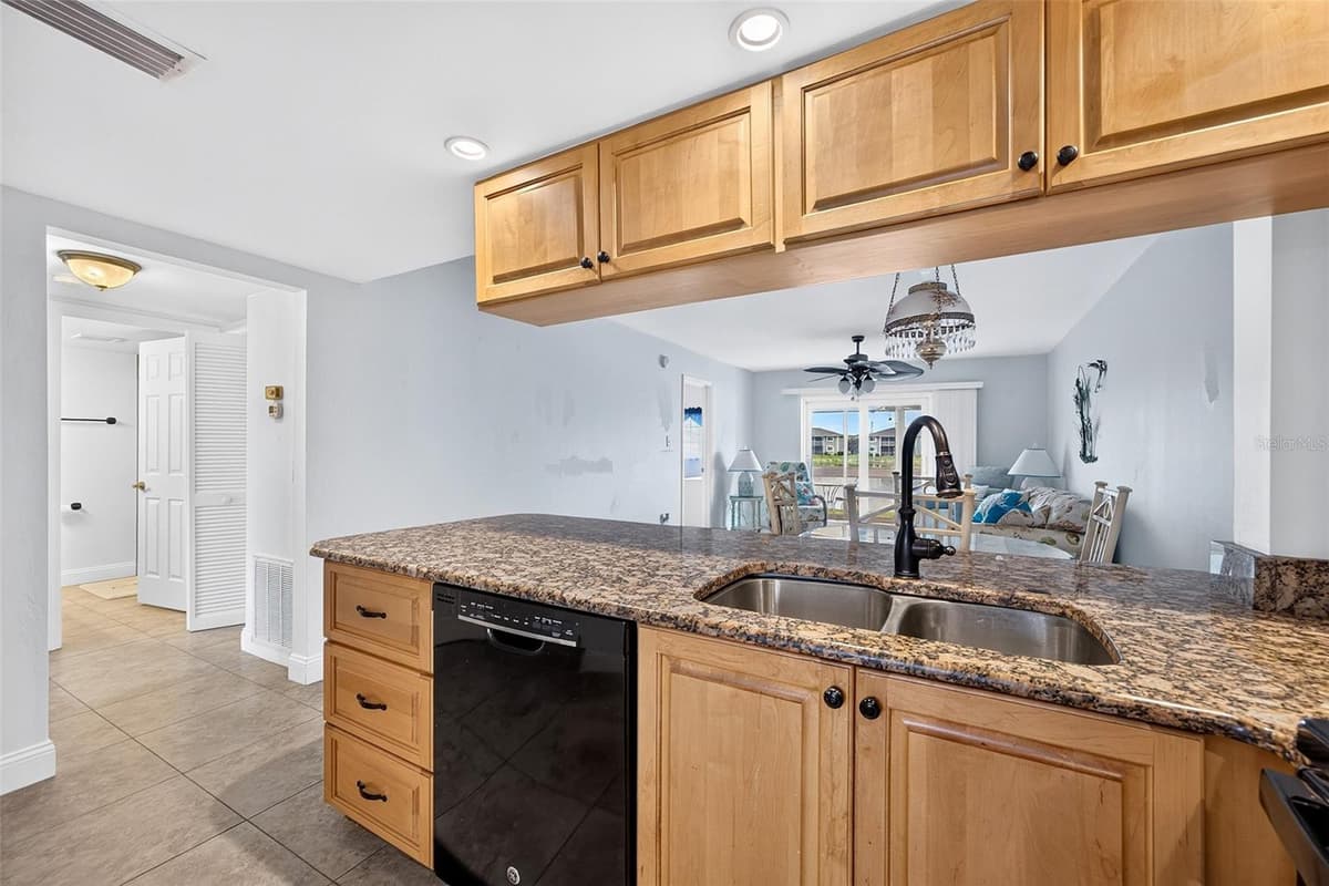 3310 LOVELAND BOULEVARD — photo 10 of 44