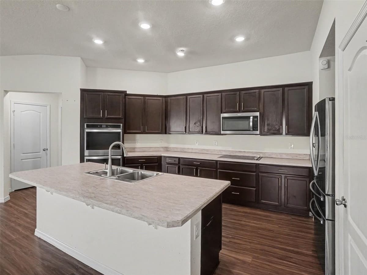 2488 BEGONIA STREET — photo 10 of 34