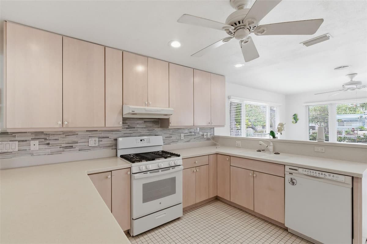 528 RALPH STREET — photo 12 of 30