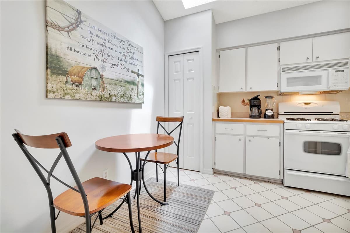 21707 QUEEN MARY COURT — photo 11 of 37
