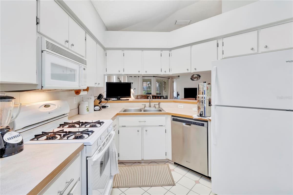 21707 QUEEN MARY COURT — photo 12 of 37