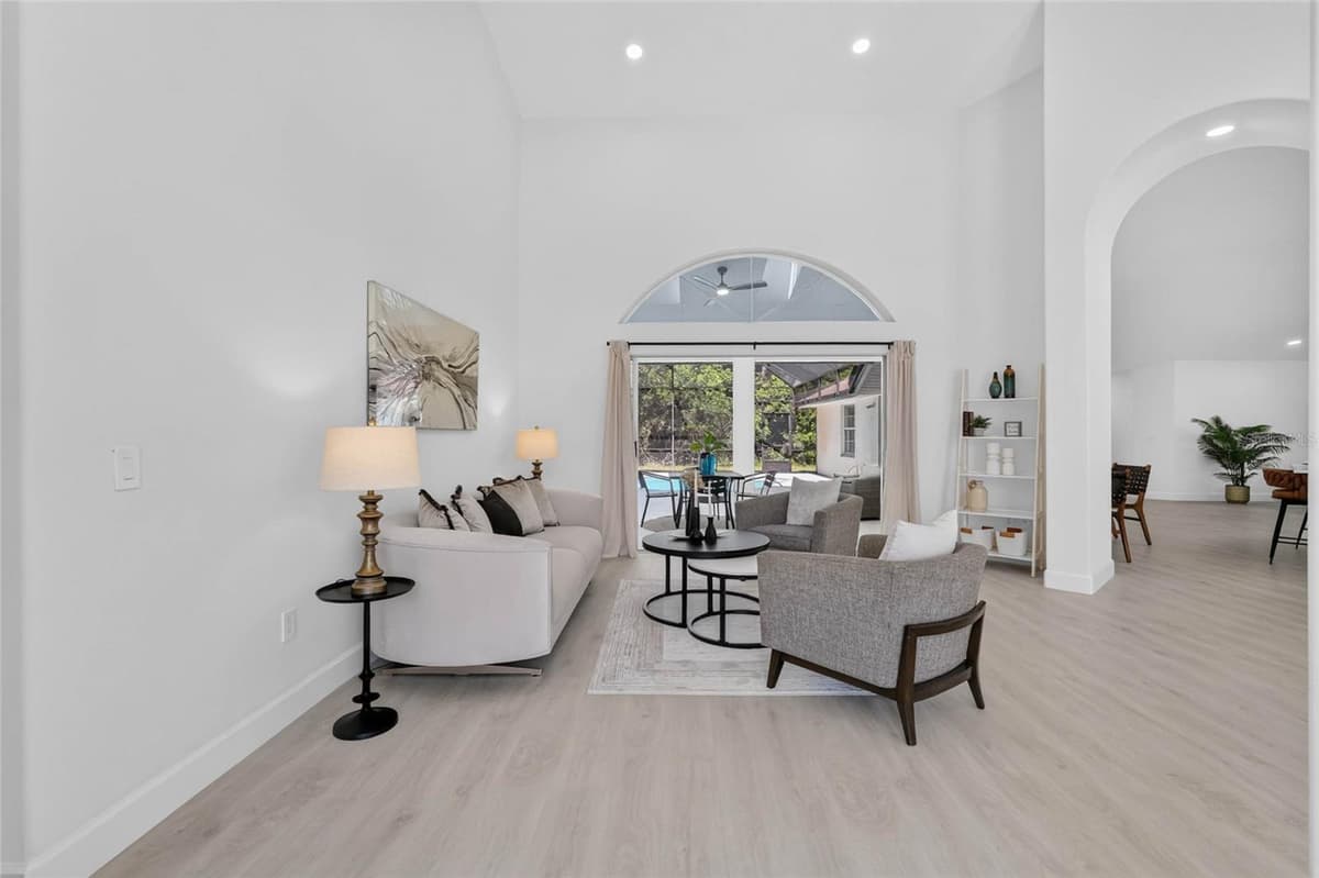 107 LINDSAY DRIVE — photo 9 of 33