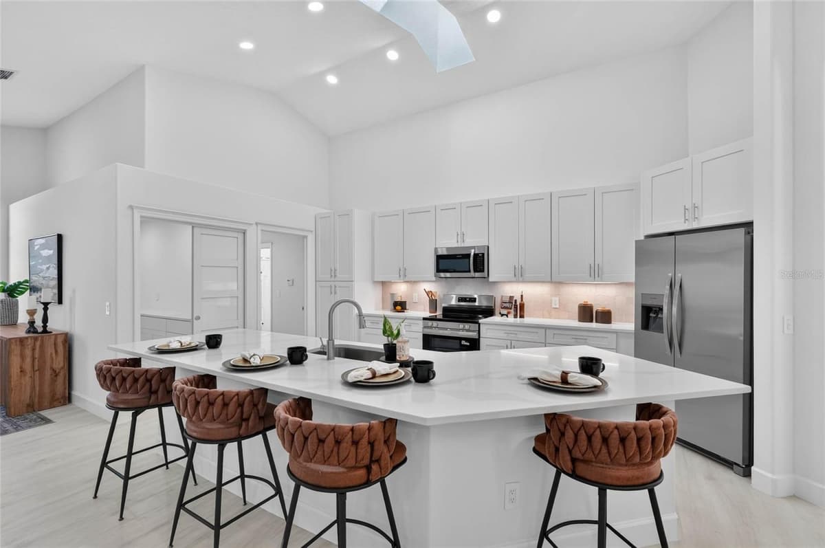 107 LINDSAY DRIVE — photo 14 of 33