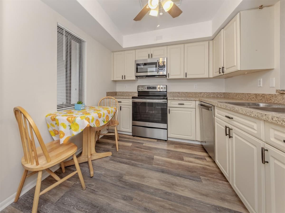 808 CAPRI ISLES BLVD — photo 14 of 37