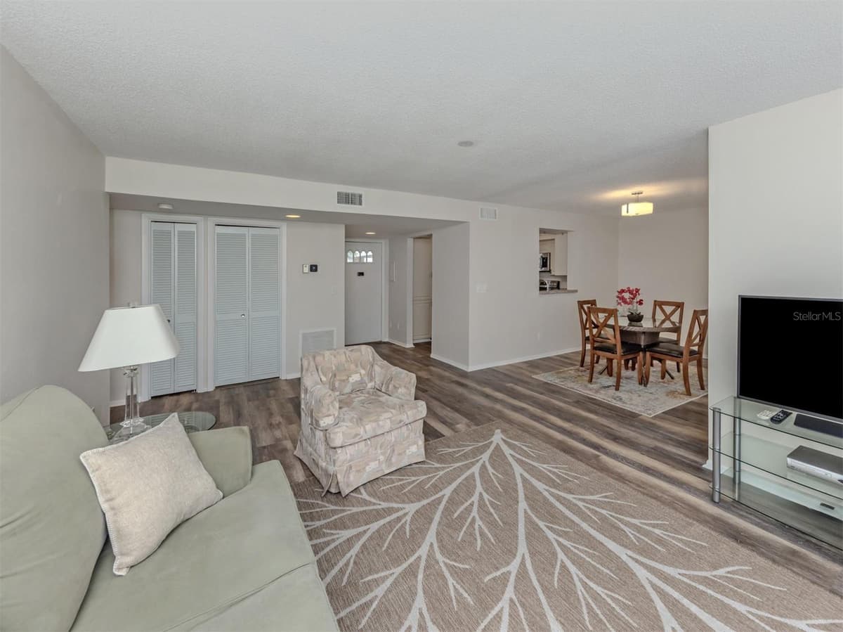 808 CAPRI ISLES BLVD — photo 9 of 37