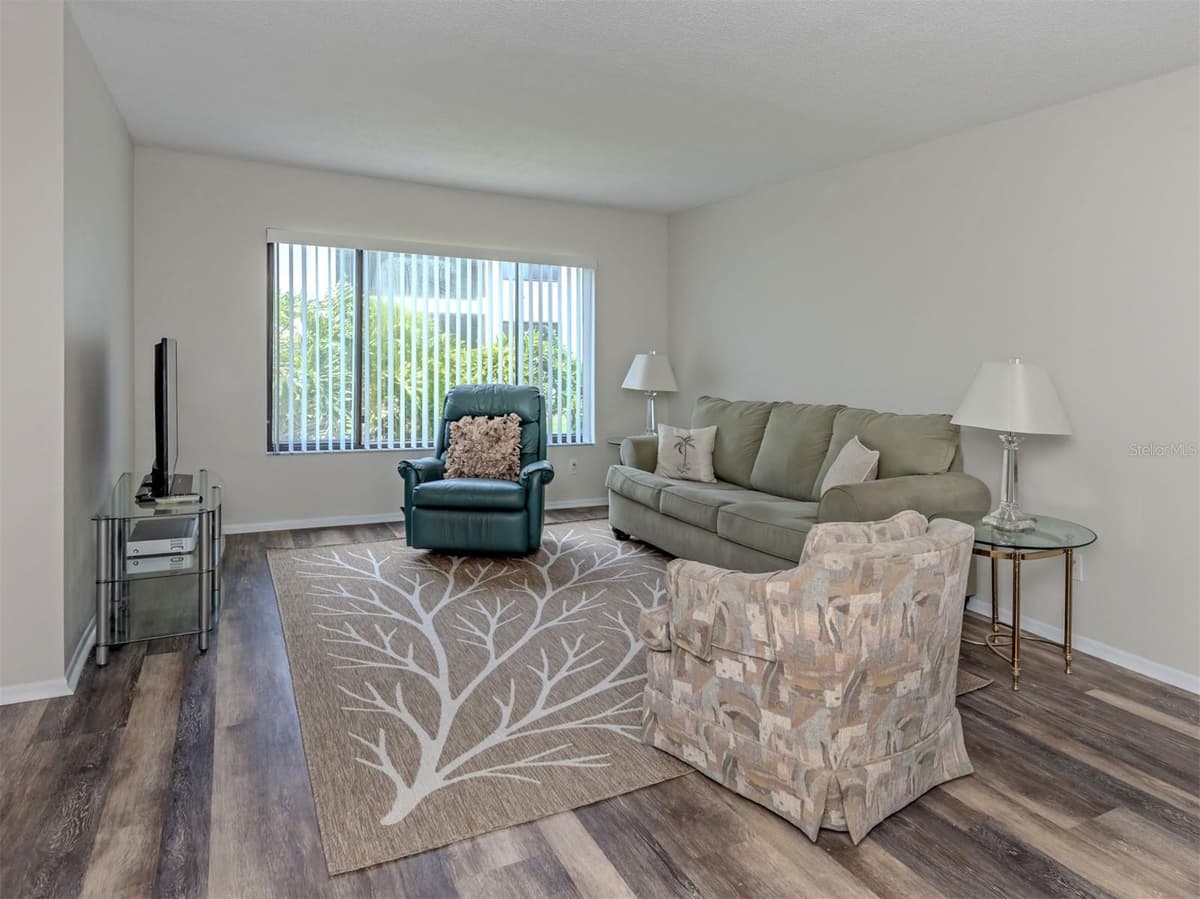 808 CAPRI ISLES BLVD — photo 7 of 37