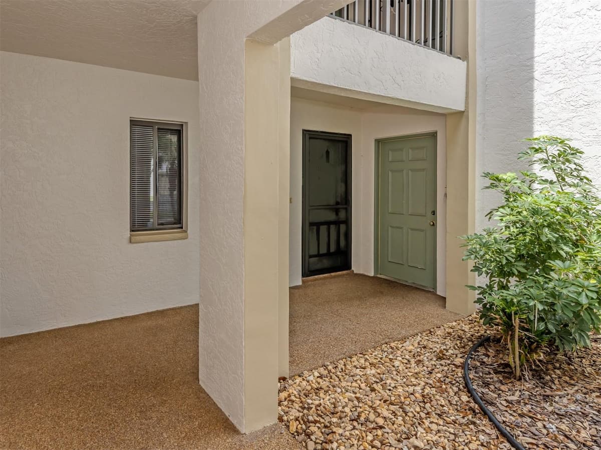 808 CAPRI ISLES BLVD — photo 2 of 37