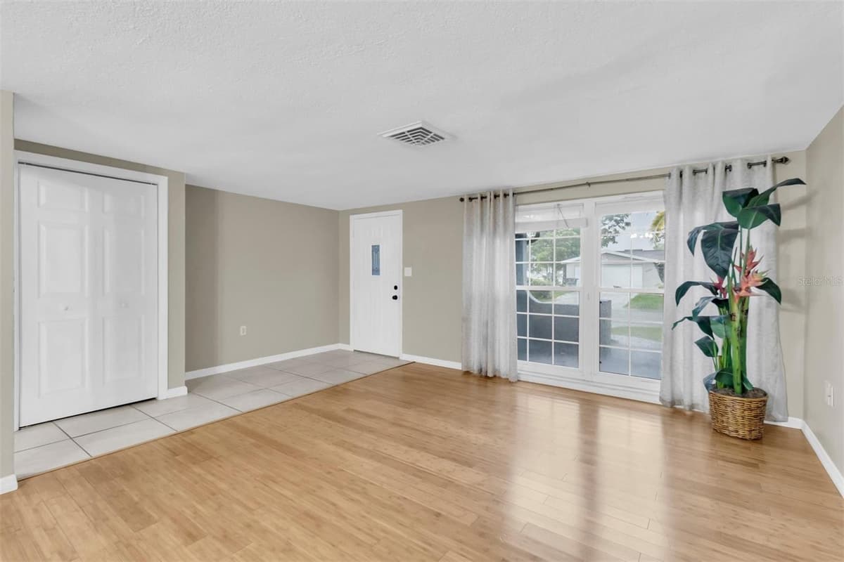 9203 GREENBRIAR LANE — photo 2 of 21