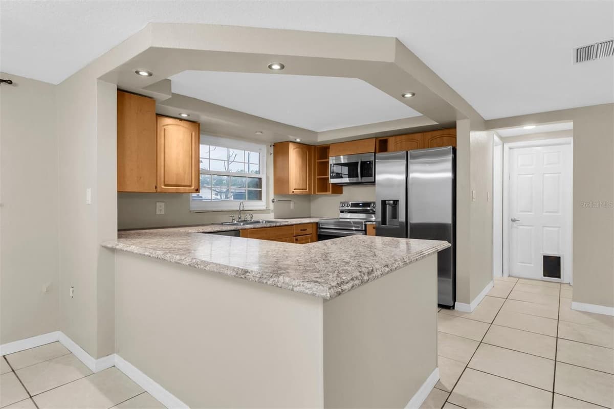 9203 GREENBRIAR LANE — photo 3 of 21
