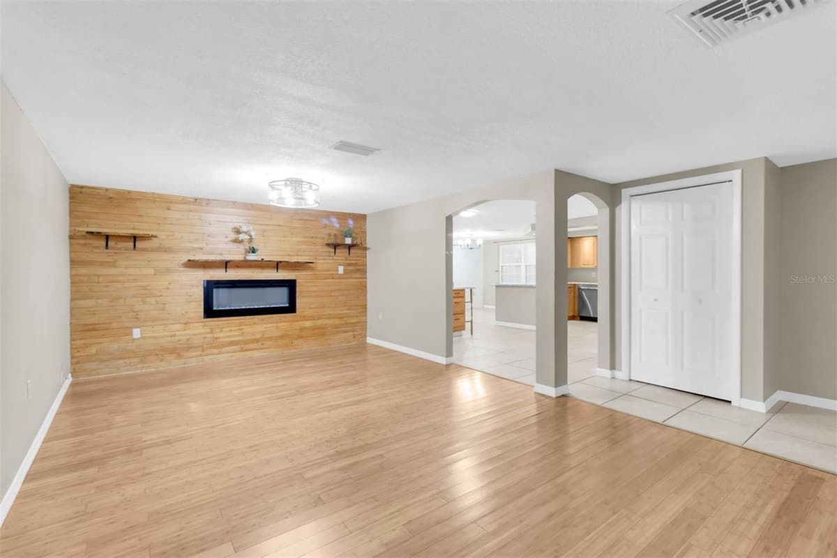 9203 GREENBRIAR LANE — photo 4 of 21