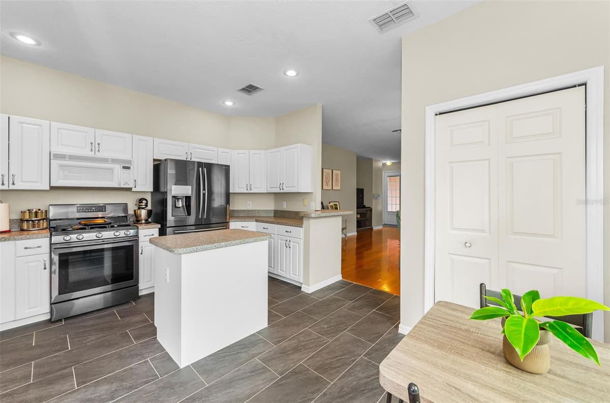 3237 TOWN AVENUE — photo 14 of 83