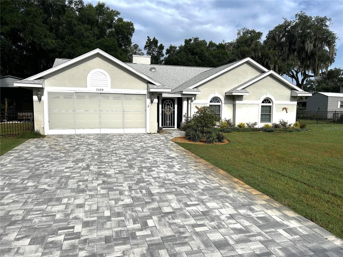 1109 CHATEAU POINT — photo 1 of 8