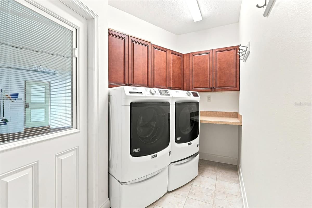 421 ELLIOTT AVENUE — photo 14 of 42