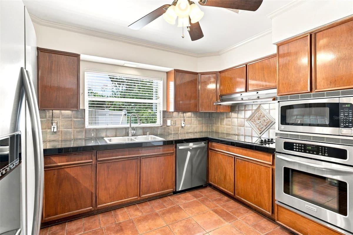 421 ELLIOTT AVENUE — photo 11 of 42