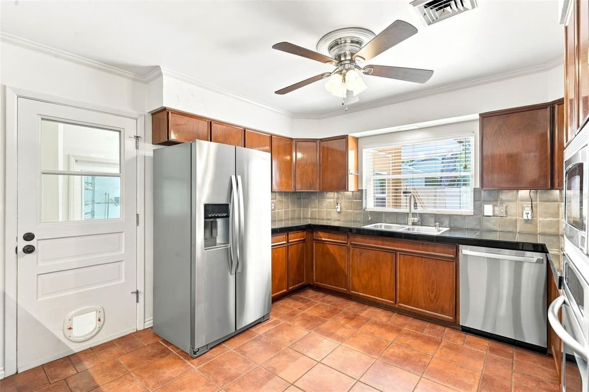 421 ELLIOTT AVENUE — photo 10 of 42