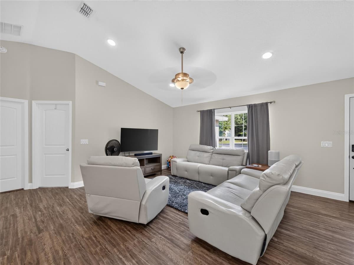 217 VALENCIA ROAD — photo 4 of 24