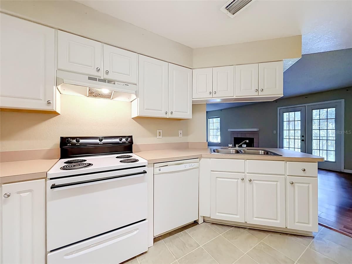 2550 ALAFAYA TRAIL — photo 16 of 42