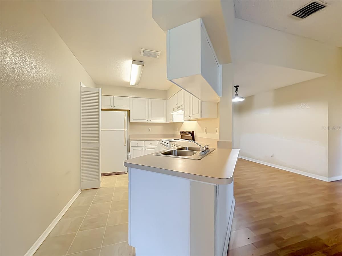 2550 ALAFAYA TRAIL — photo 12 of 42