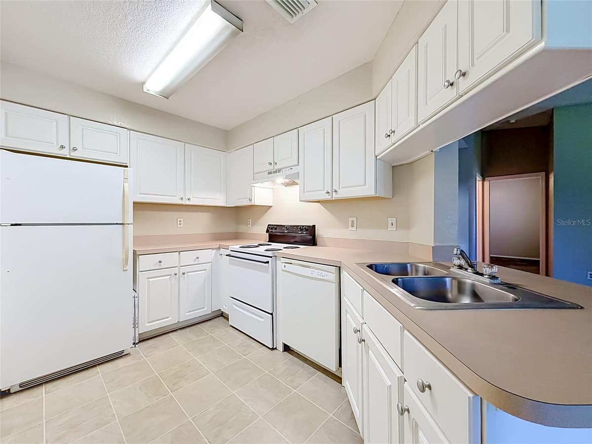 2550 ALAFAYA TRAIL — photo 13 of 42