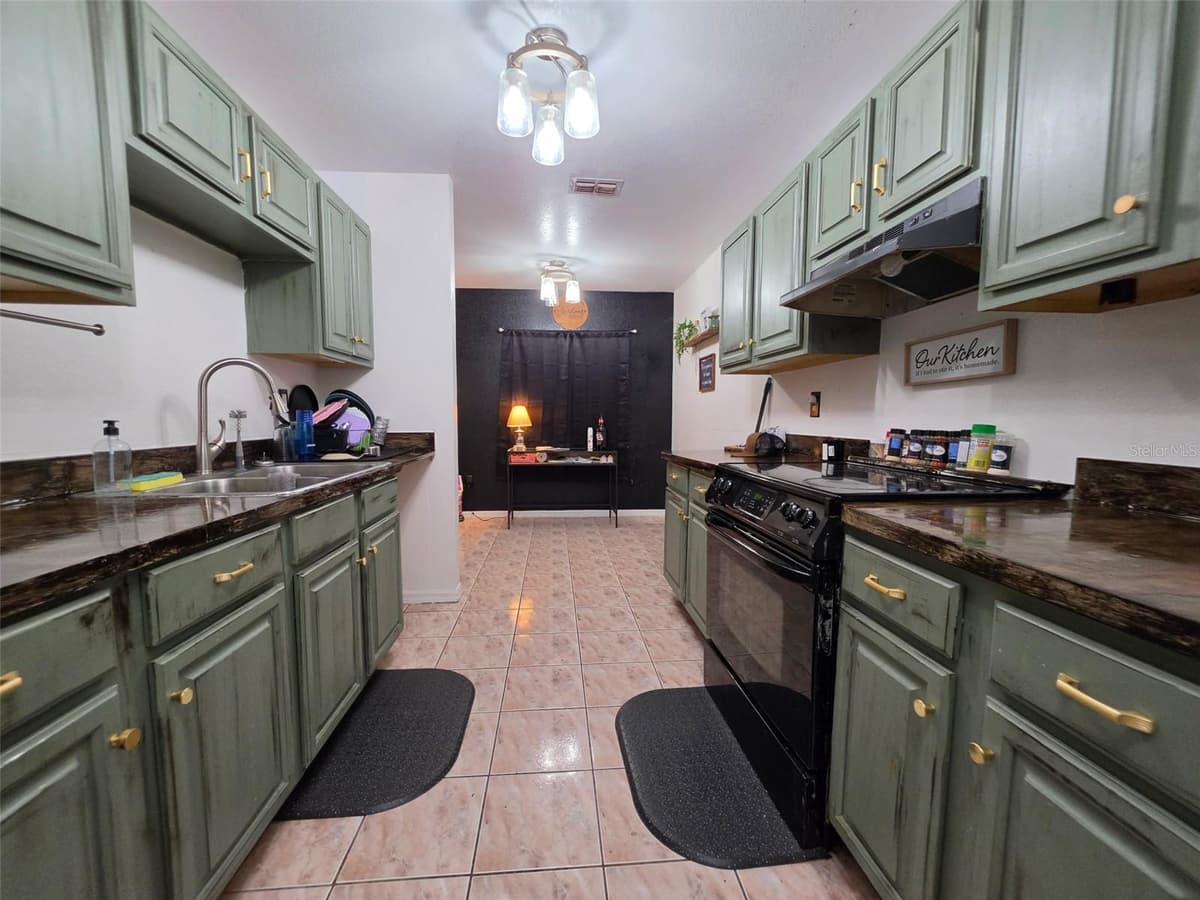 720 PINE AVENUE — photo 6 of 22