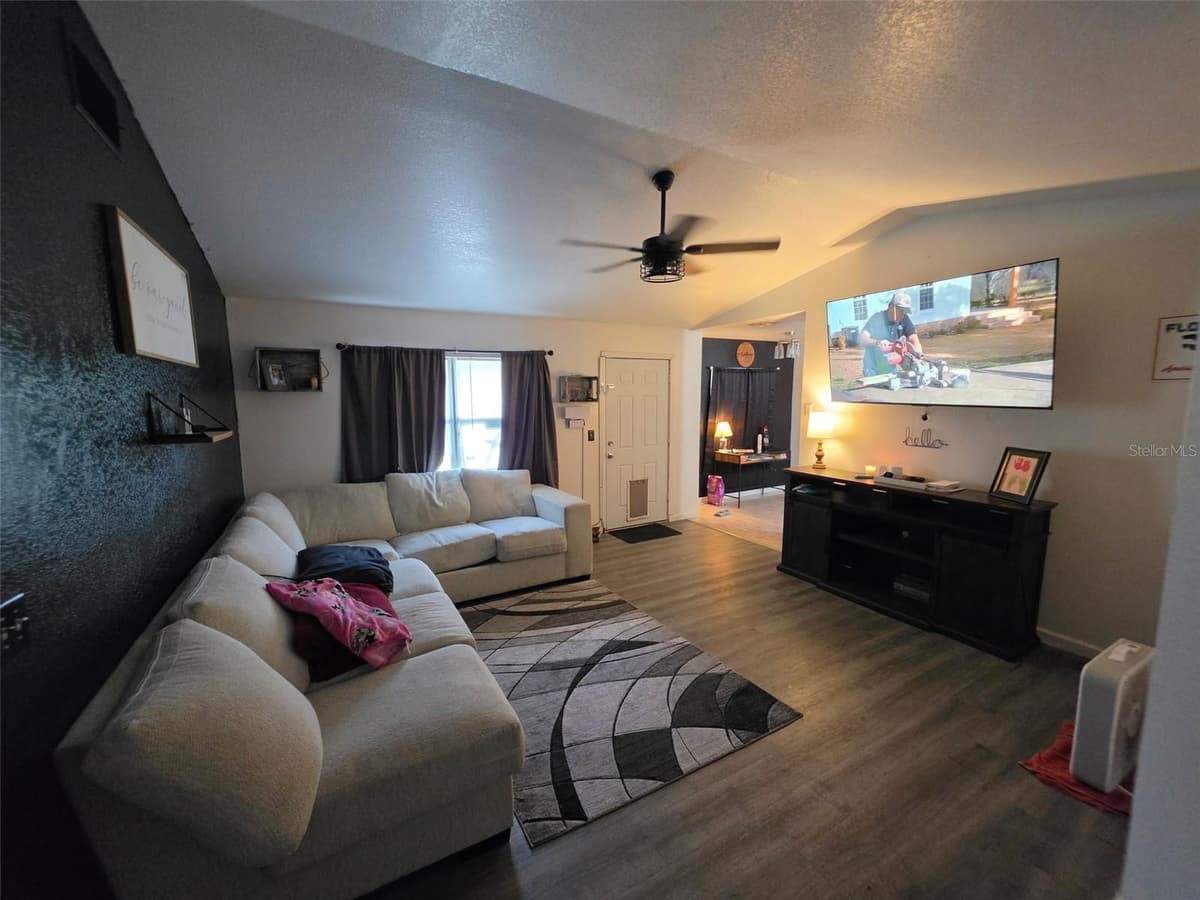 720 PINE AVENUE — photo 4 of 22