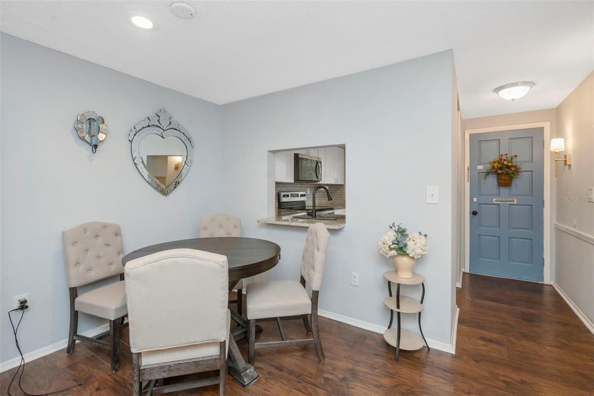 4252 SHELDON PLACE — photo 4 of 29