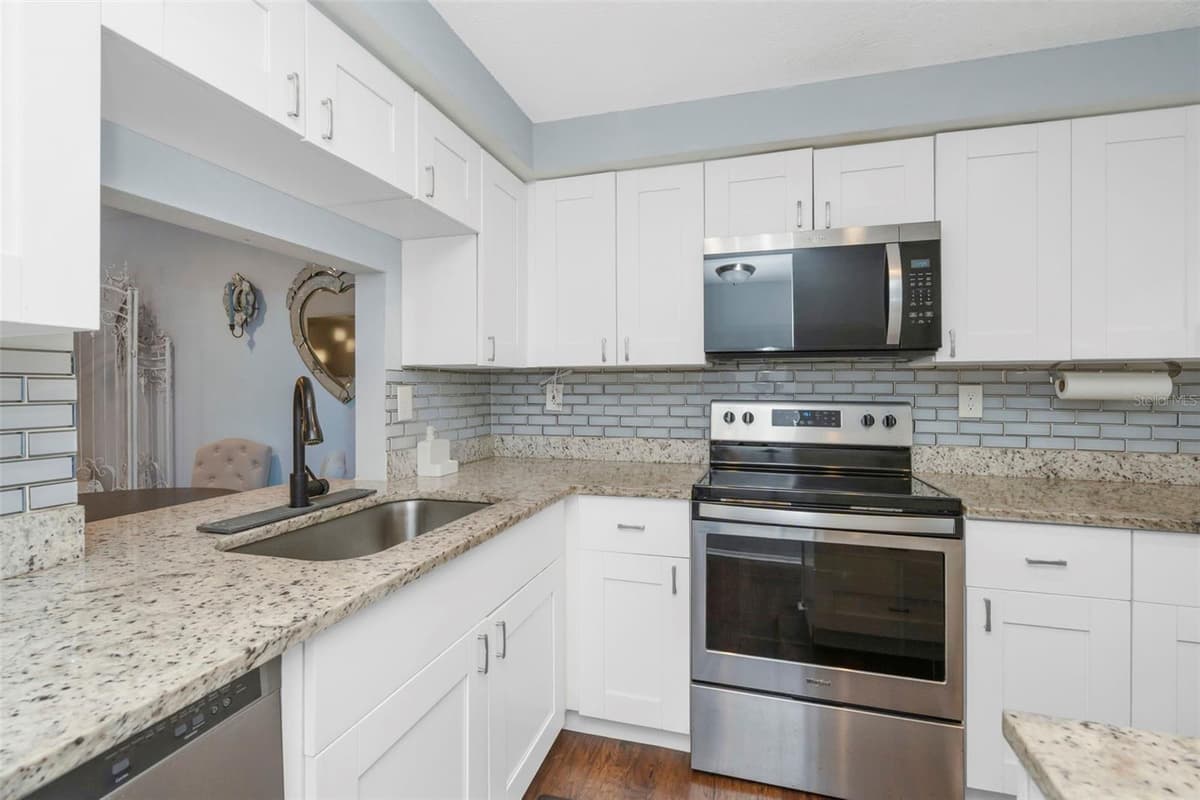 4252 SHELDON PLACE — photo 5 of 29