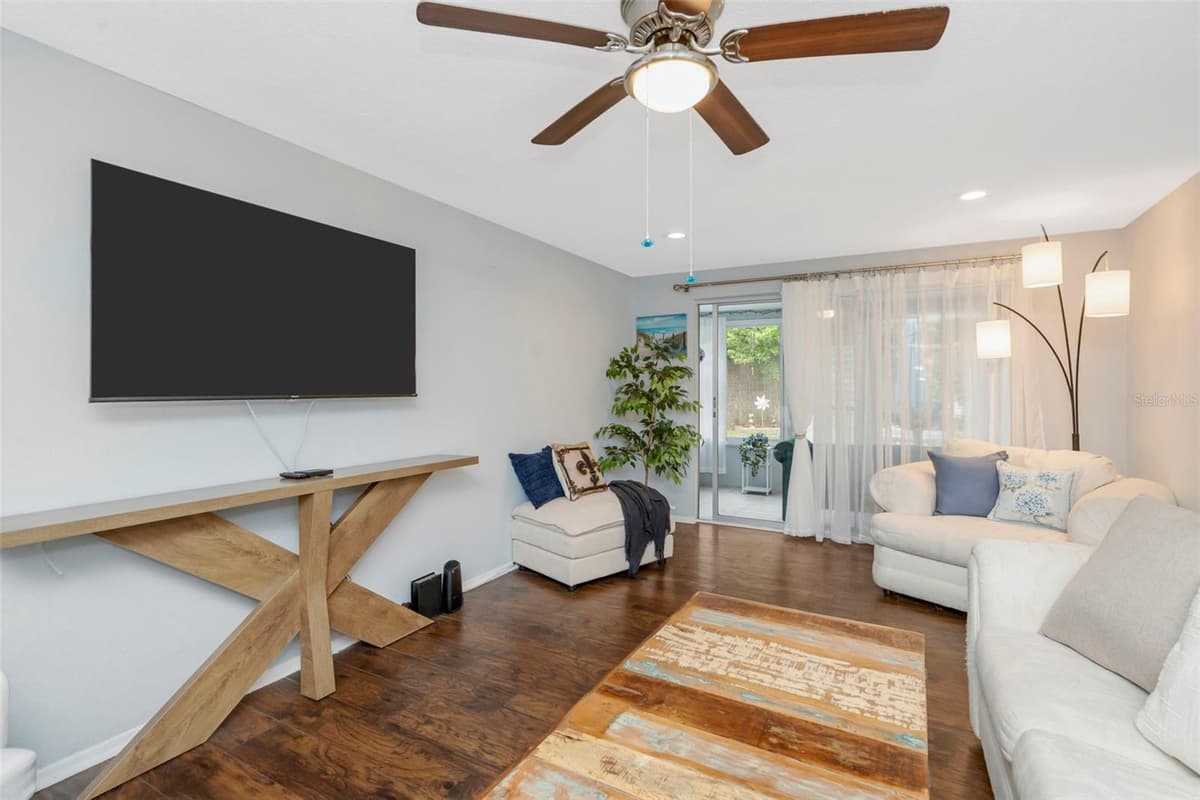 4252 SHELDON PLACE — photo 3 of 29