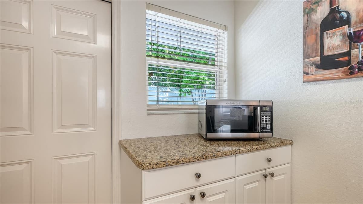 1749 HILLVIEW STREET — photo 9 of 32
