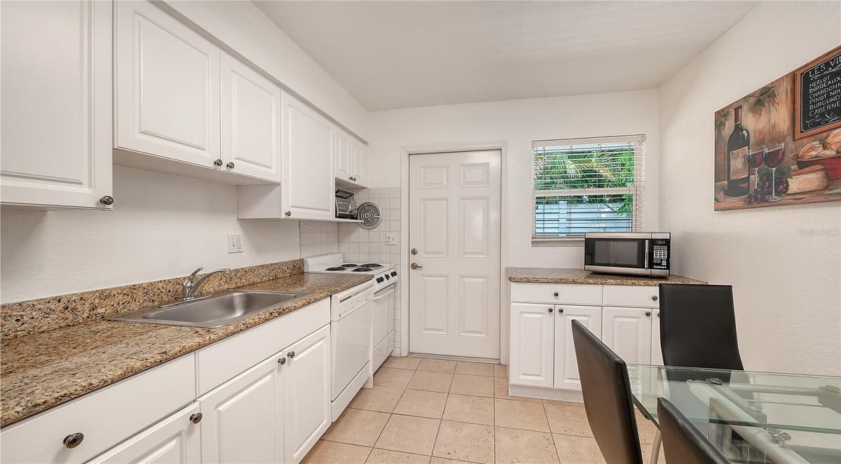 1749 HILLVIEW STREET — photo 8 of 32