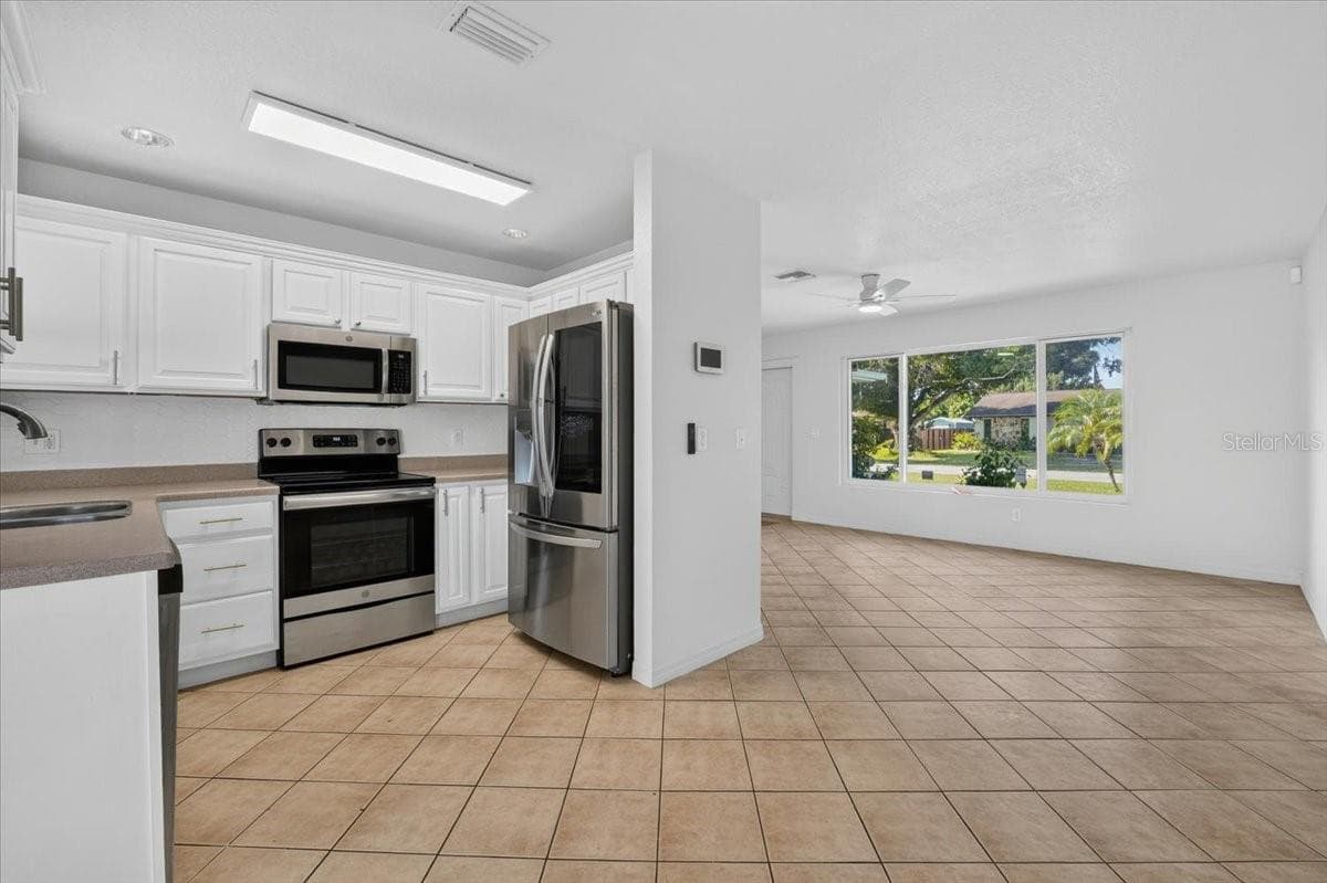20286 BENTON AVENUE — photo 12 of 29