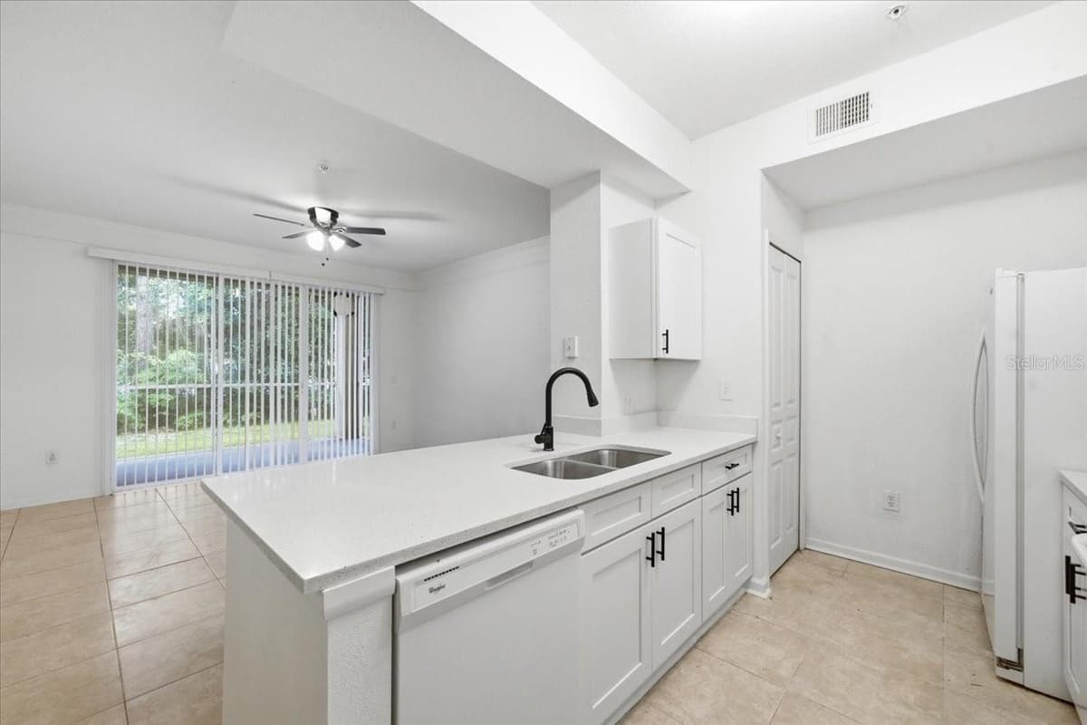 17104 CARRINGTON PARK DRIVE — photo 4 of 28