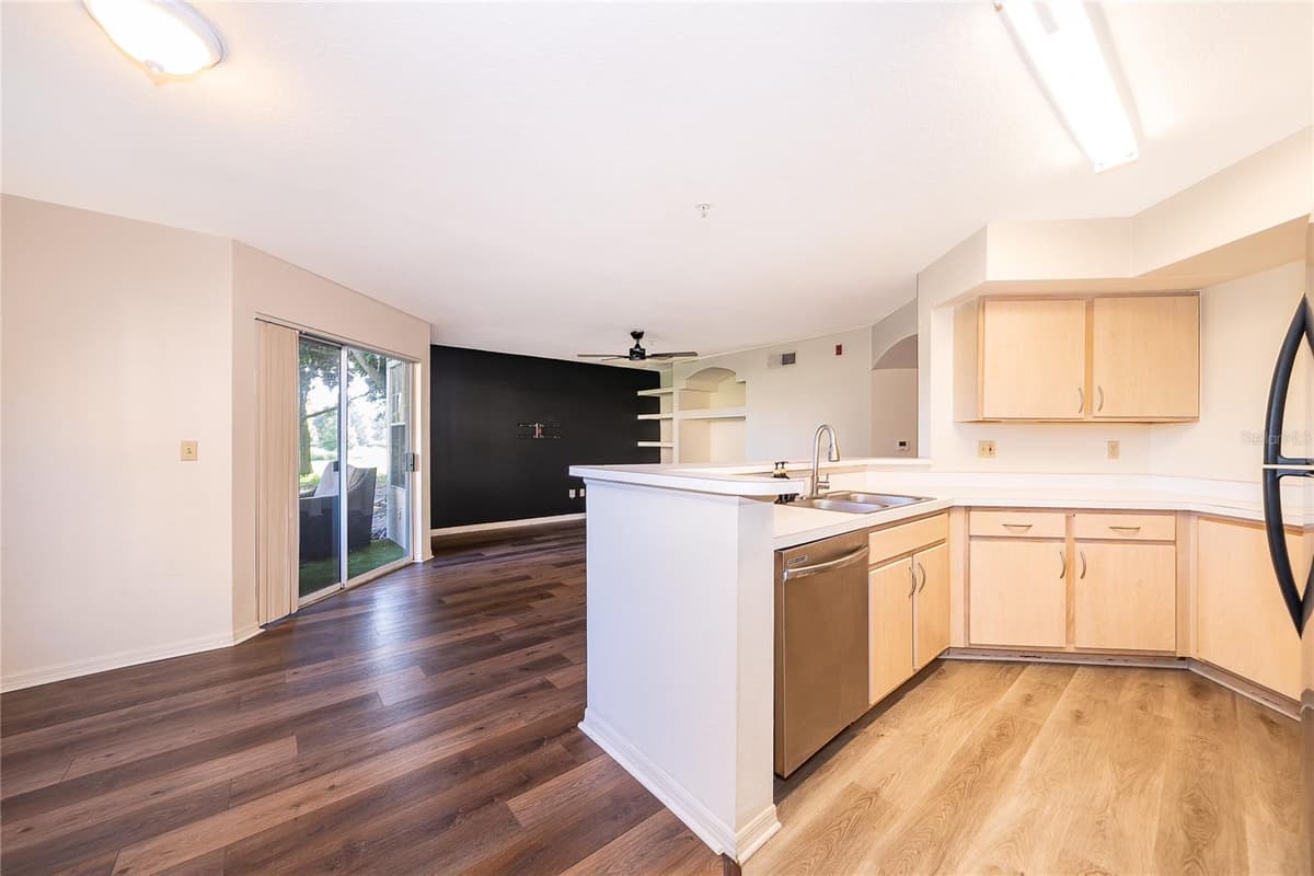 7210 WESTPOINTE BOULEVARD — photo 11 of 24