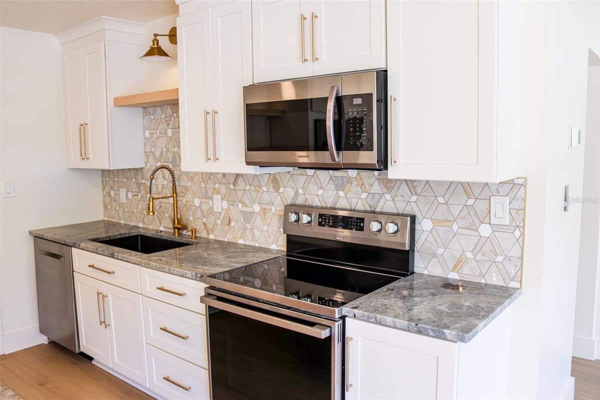 4211 BAY VIEW AVENUE — photo 4 of 26