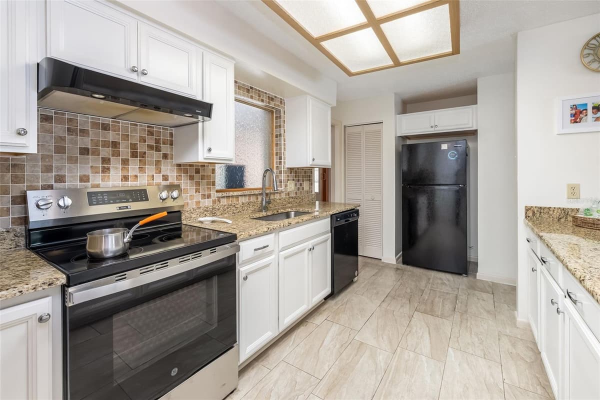 7 PERKINS LANE — photo 11 of 58